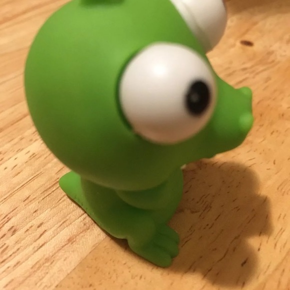 Raised Eyes Anti Stress Vent Alligator Squeezeable Stress Reliever - Picture 4 of 6